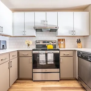 Modern And Spacious Apartment- Gym, Wifi, Free Parking , Seattle United States